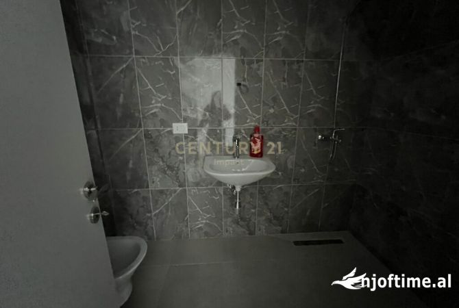 Shtepi me qera Apartament ne Tirane, 2+1, Mobilimi Bosh, pa mobiluar, Pagesa 500  Euro.