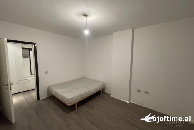 Shtepi ne shitje Apartament ne Tirane, 2+1, Mobilimi Bosh, pa mobiluar, Pagesa 75,000  Euro.