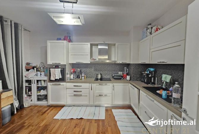Shtepi ne shitje Apartament ne Tirane, 3+1, Mobilimi E mobiluar, Pagesa 604,000  Euro.