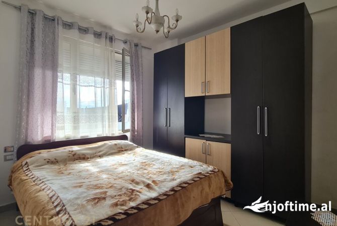 Shtepi ne shitje Apartament ne Tirane, 2+1, Mobilimi E mobiluar, Pagesa 75,000  Euro.