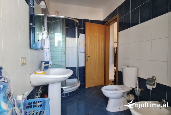 Shtepi ne shitje Apartament ne Tirane, 2+1, Mobilimi E mobiluar, Pagesa 75,000  Euro.
