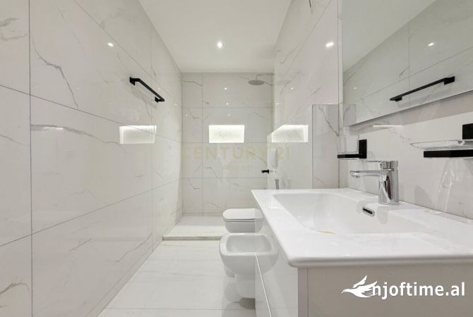 Shtepi ne shitje Apartament ne Tirane, 2+1, Mobilimi Bosh, pa mobiluar, Pagesa 450,000  Euro.