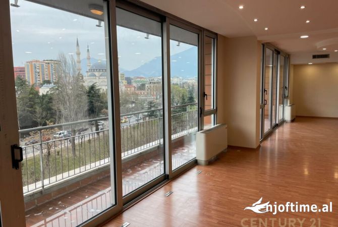 Ambient biznesi me qera 3+1 ne Tirane - 3,500 Euro
