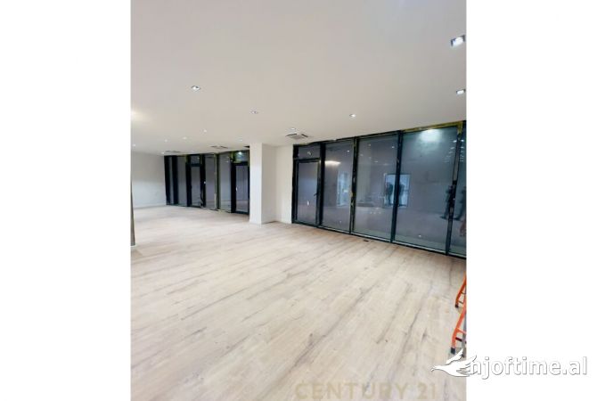 Ambient biznesi me qera 3+1 ne Tirane - 1,500 Euro