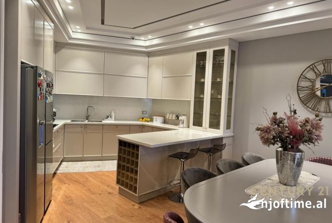 Shtepi ne shitje Apartament ne Tirane, 3+1, Mobilimi E mobiluar, Pagesa 380,000  Euro.