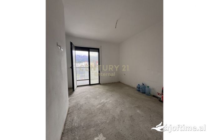 Shtepi ne shitje Apartament ne Tirane, 3+1, Mobilimi Bosh, pa mobiluar, Pagesa 208,000  Euro.