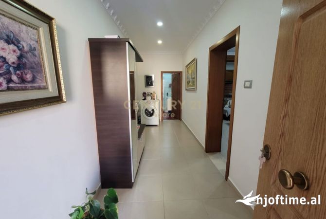 Shtepi ne shitje Vila Luksoze ne Tirane, 2+1, Mobilimi E mobiluar, Pagesa 180,000  Euro.