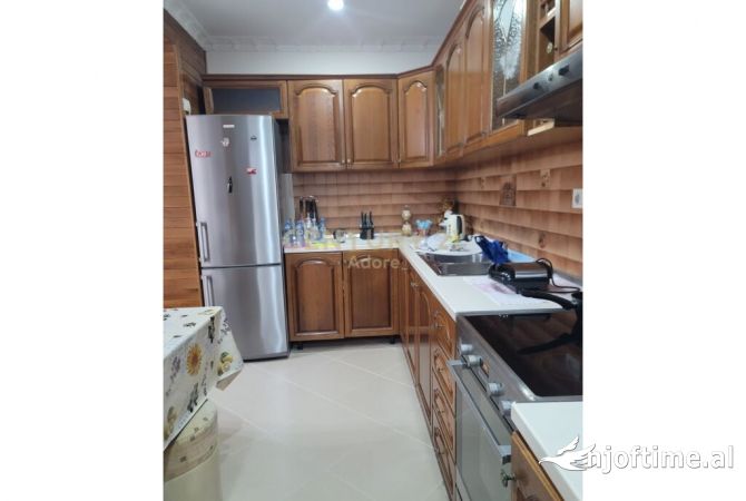 Shtepi ne shitje Vila Luksoze ne Tirane, 2+1, Mobilimi E mobiluar, Pagesa 180,000  Euro.