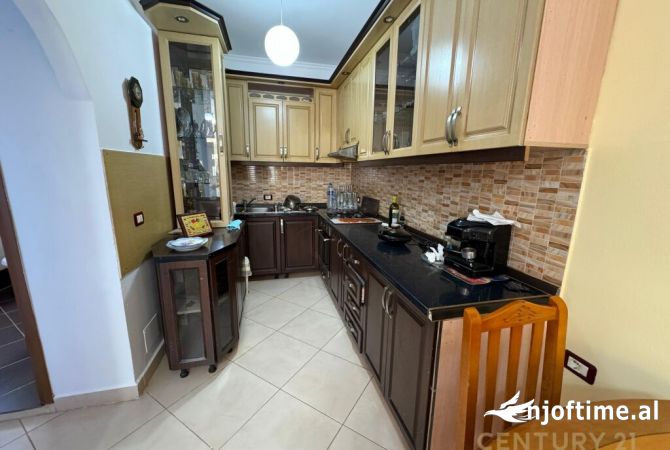 Shtepi ne shitje Vila Luksoze ne Tirane, 4+1, Mobilimi E mobiluar, Pagesa 200,000  Euro.