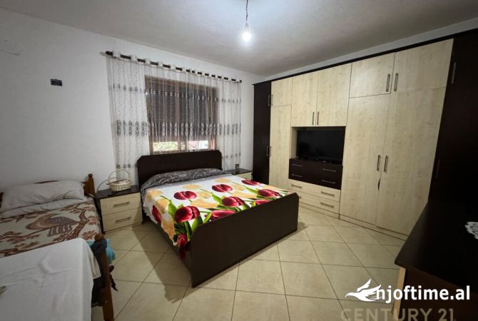 Shtepi ne shitje Vila Luksoze ne Tirane, 4+1, Mobilimi E mobiluar, Pagesa 200,000  Euro.