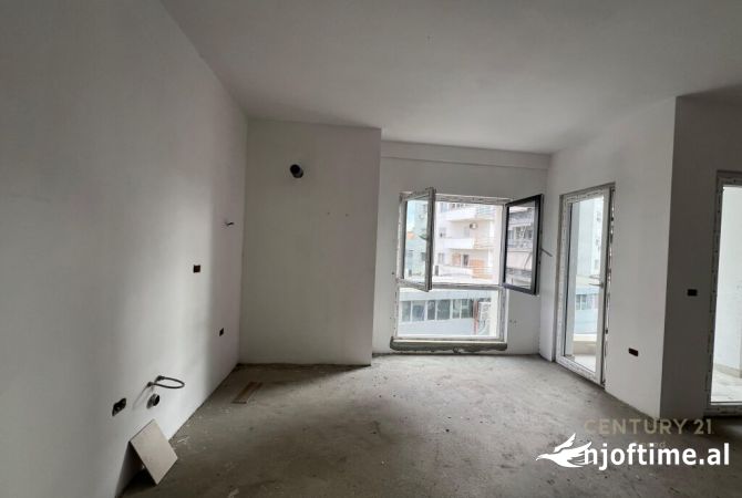 Shtepi ne shitje Apartament ne Tirane, 2+1, Mobilimi Bosh, pa mobiluar, Pagesa 237,000  Euro.