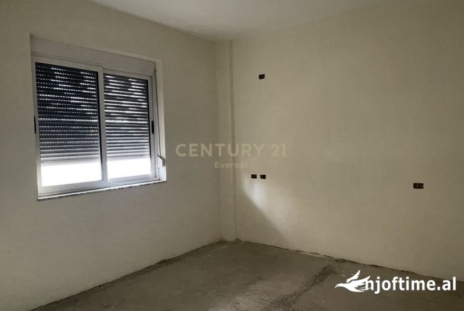 Shtepi ne shitje Vila Luksoze ne Tirane, 5+1, Mobilimi Bosh, pa mobiluar, Pagesa 200,000  Euro.