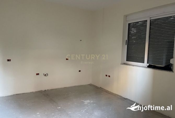 Shtepi ne shitje Vila Luksoze ne Tirane, 5+1, Mobilimi Bosh, pa mobiluar, Pagesa 200,000  Euro.