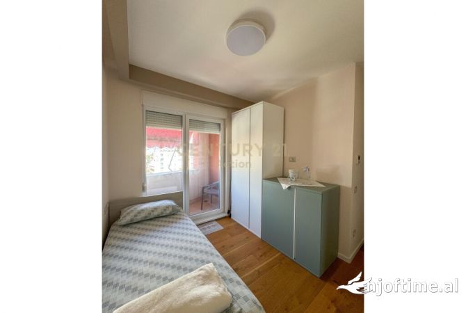 Shtepi ne shitje Apartament ne Tirane, 3+1, Mobilimi E mobiluar, Pagesa 345,000  Euro.