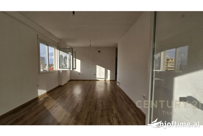 Shtepi ne shitje Apartament ne Tirane, 2+1, Mobilimi Bosh, pa mobiluar, Pagesa 180,000  Euro.