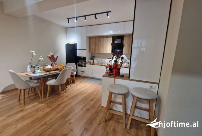 Shtepi ne shitje Apartament ne Tirane, 2+1, Mobilimi E mobiluar, Pagesa 210,000  Euro.