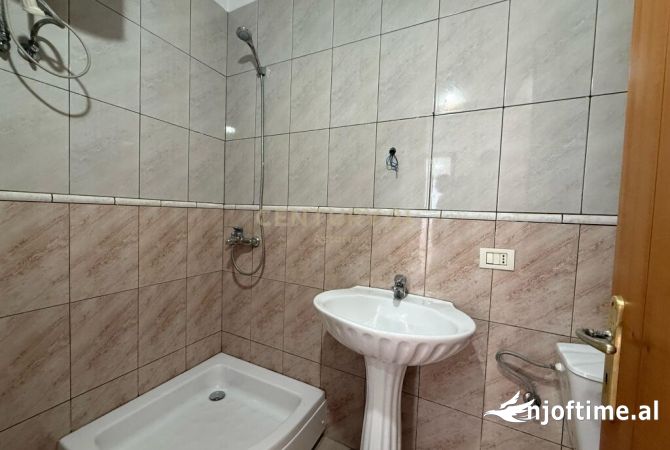 Shtepi ne shitje Apartament ne Tirane, 2+1, Mobilimi Bosh, pa mobiluar, Pagesa 108,000  Euro.