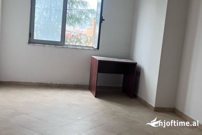 Shtepi ne shitje Apartament ne Tirane, 1+1, Mobilimi Bosh, pa mobiluar, Pagesa 960,000  Euro.