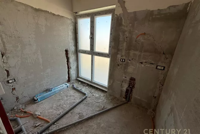 Shtepi ne shitje Apartament ne Tirane, 1+1, Mobilimi Bosh, pa mobiluar, Pagesa 117,300  Euro.