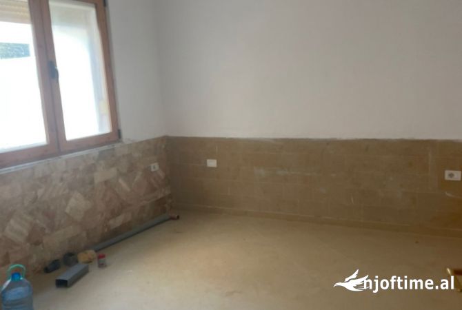 Shtepi ne shitje Shtepi Private ne Tirane, 2+1, Mobilimi Bosh, pa mobiluar, Pagesa 400,000  Euro.