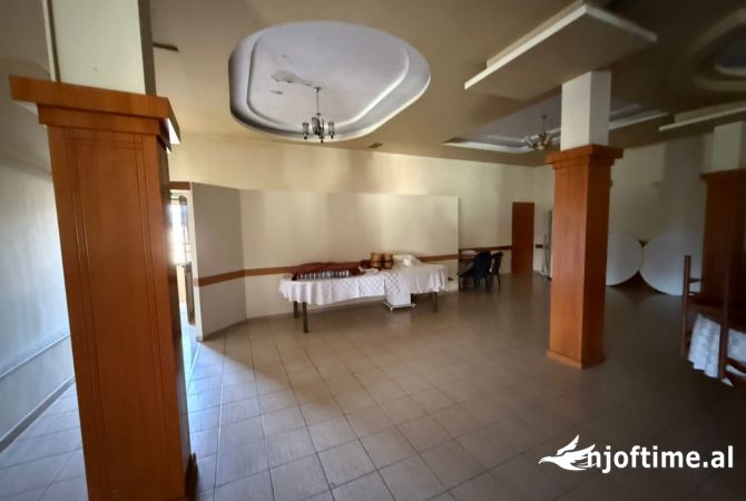 Ambient biznesi me qera 2+1 ne Tirane - 3,500 Euro