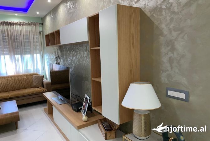 Shtepi ne shitje Apartament ne Tirane, 3+1, Mobilimi E mobiluar, Pagesa 145,000  Euro.