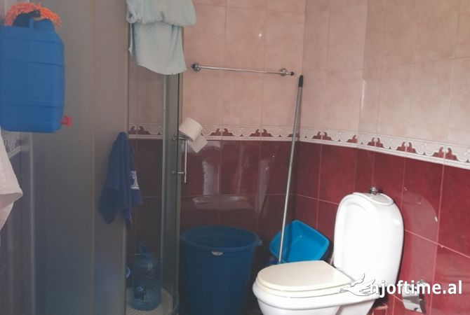 Shtepi ne shitje Apartament ne Tirane, 2+1, Mobilimi E mobiluar, Pagesa 125,000  Euro.