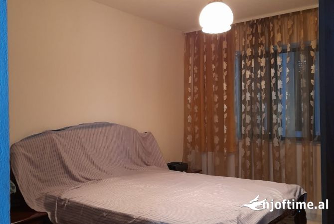 Shtepi ne shitje Apartament ne Tirane, 2+1, Mobilimi E mobiluar, Pagesa 125,000  Euro.