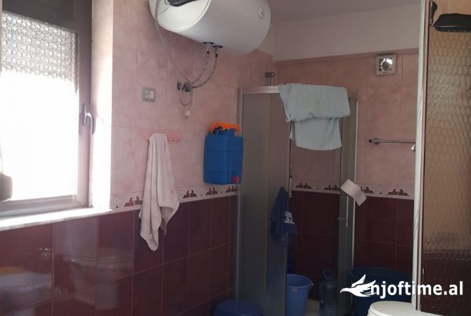 Shtepi ne shitje Apartament ne Tirane, 2+1, Mobilimi E mobiluar, Pagesa 125,000  Euro.