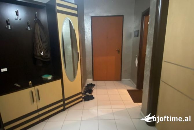 Shtepi ne shitje Apartament ne Tirane, 2+1, Mobilimi E mobiluar, Pagesa 155,000  Euro.