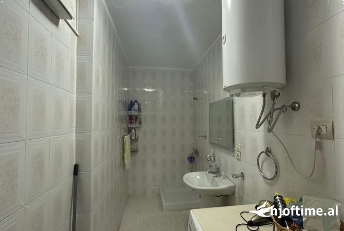 Shtepi ne shitje Apartament ne Tirane, 2+1, Mobilimi E mobiluar, Pagesa 125,000  Euro.