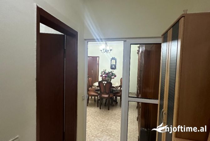 Shtepi ne shitje Apartament ne Tirane, 2+1, Mobilimi E mobiluar, Pagesa 125,000  Euro.