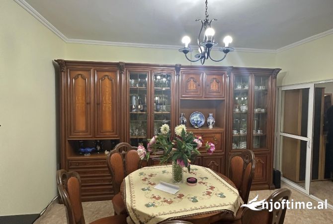 Shtepi ne shitje Apartament ne Tirane, 2+1, Mobilimi E mobiluar, Pagesa 125,000  Euro.