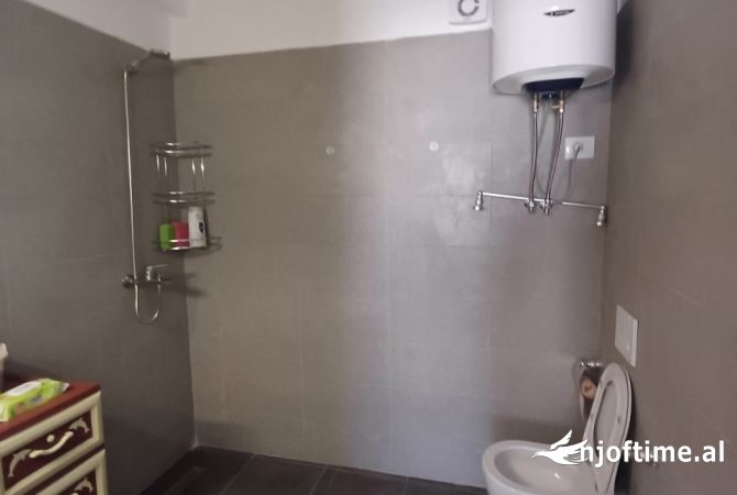 Shtepi ne shitje Apartament ne Tirane, 2+1, Mobilimi E mobiluar, Pagesa 145,000  Euro.