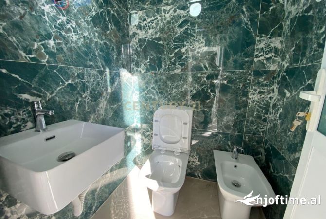 Ambient biznesi me qera 4+1 ne Durres - 6,000 Euro