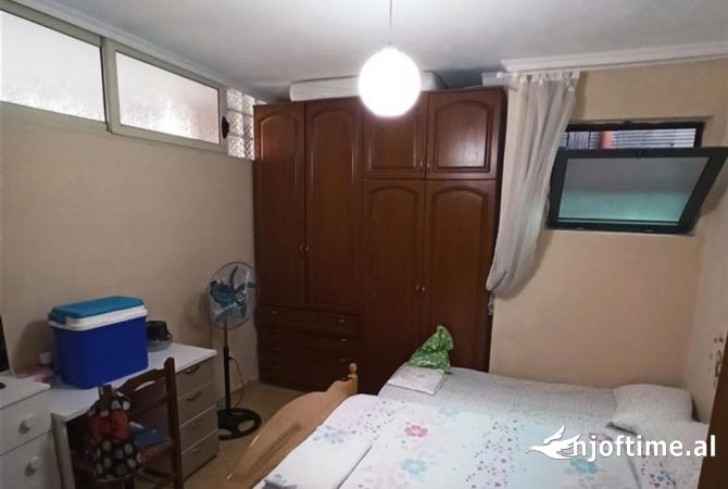 Shtepi ne shitje Apartament ne Tirane, 2+1, Mobilimi Pjeserisht e mobiluar, Pagesa 110,000  Euro.