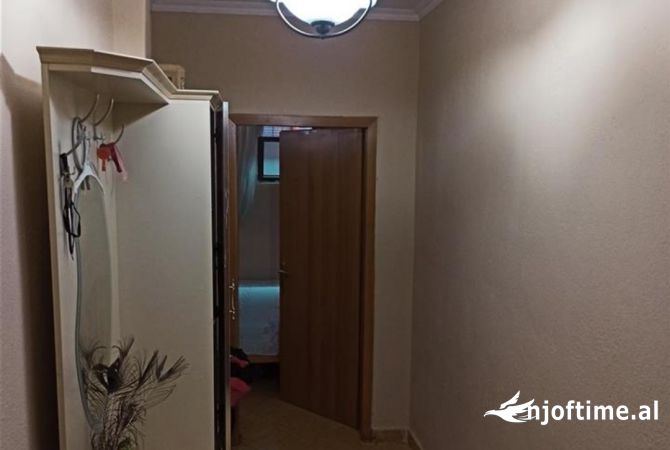 Shtepi ne shitje Apartament ne Tirane, 2+1, Mobilimi Pjeserisht e mobiluar, Pagesa 110,000  Euro.