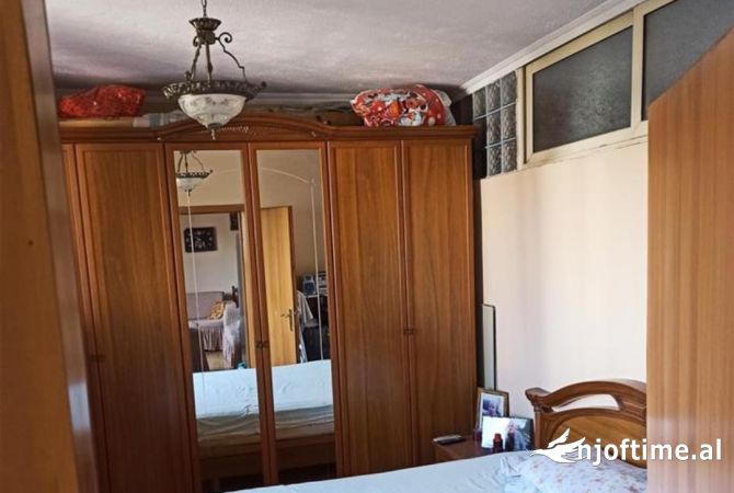 Shtepi ne shitje Apartament ne Tirane, 2+1, Mobilimi Pjeserisht e mobiluar, Pagesa 110,000  Euro.