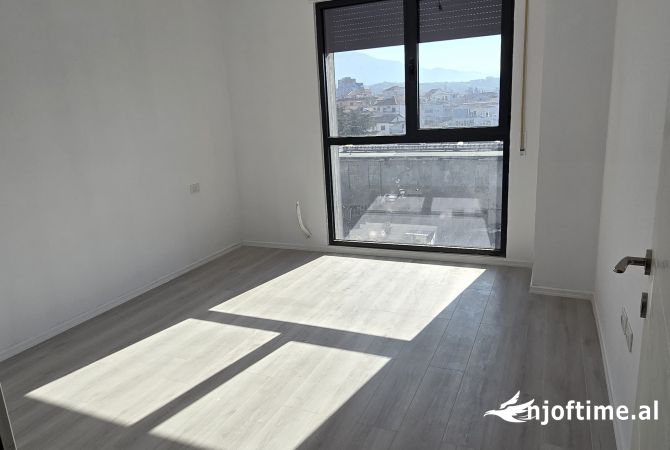 Shtepi ne shitje Apartament ne Tirane, 1+1, Mobilimi Bosh, pa mobiluar, Pagesa 125,000  Euro.