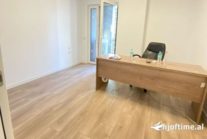 Qera, Ambient Biznesi Rruga 5 Maji, Emerald Center, Tirana.