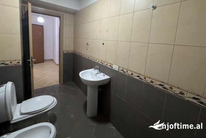 Shtepi ne shitje Apartament ne Tirane, 1+1, Mobilimi Bosh, pa mobiluar, Pagesa 92,000  Euro.