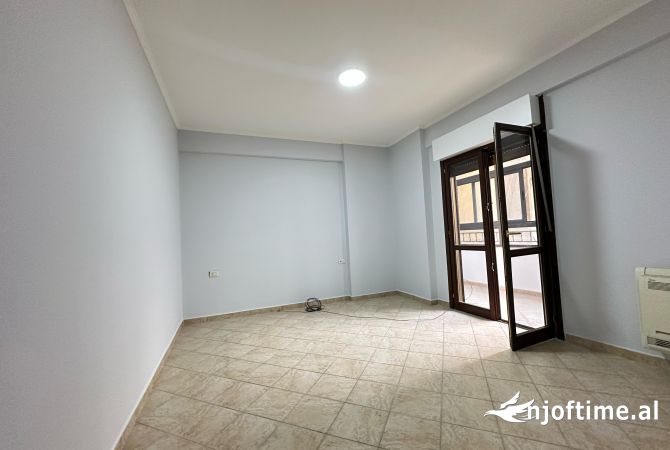 Shtepi ne shitje Apartament ne Tirane, 3+1, Mobilimi Bosh, pa mobiluar, Pagesa 320,000  Euro.