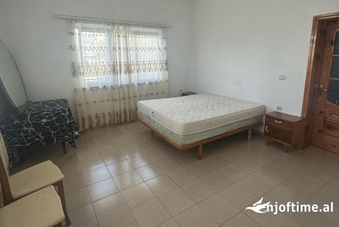 Shtepi me qera Shtepi Private ne Tirane, 2+1, Mobilimi E mobiluar, Pagesa 300  Euro.