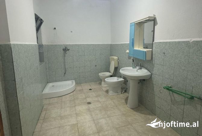 Shtepi me qera Shtepi Private ne Tirane, 2+1, Mobilimi E mobiluar, Pagesa 300  Euro.