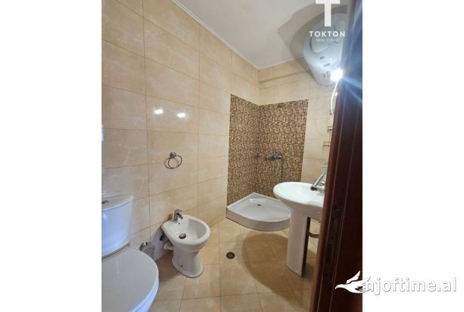Ambient biznesi me qera 3+1 ne Tirane - 1,200 Euro