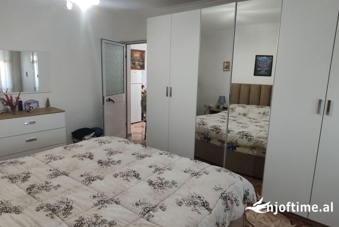 Shtepi ne shitje Apartament ne Tirane, 2+1, Mobilimi E mobiluar, Pagesa 110,099  Euro.