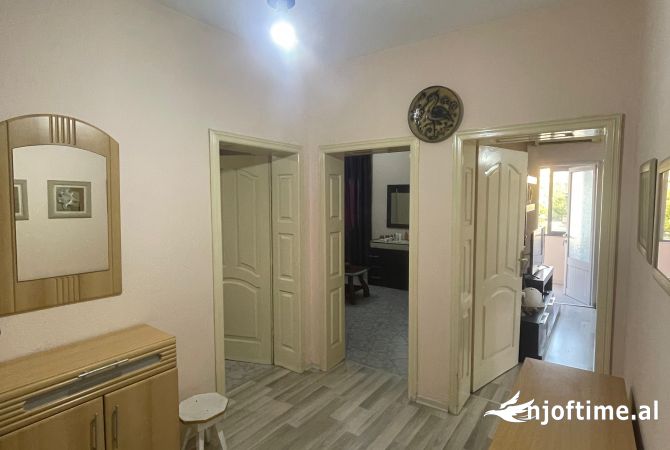 Shtepi ne shitje Apartament ne Tirane, 2+1, Mobilimi E mobiluar, Pagesa 125,022  Euro.