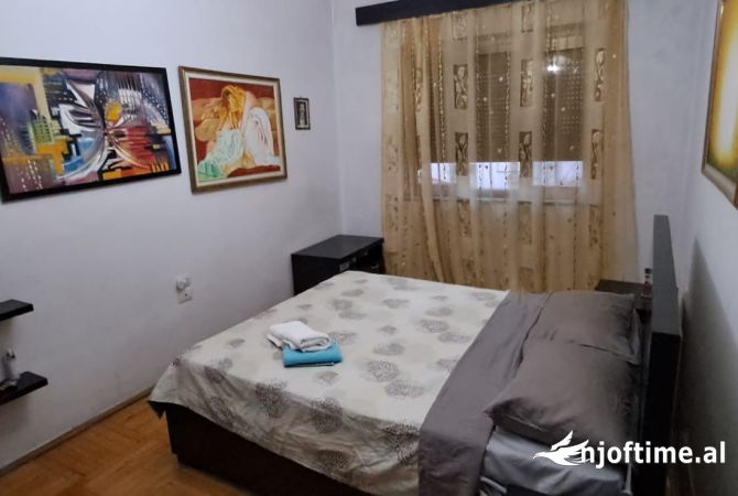 Shtepi me qera Apartament ne Tirane, 3+1, Mobilimi E mobiluar, Pagesa 650  Euro.