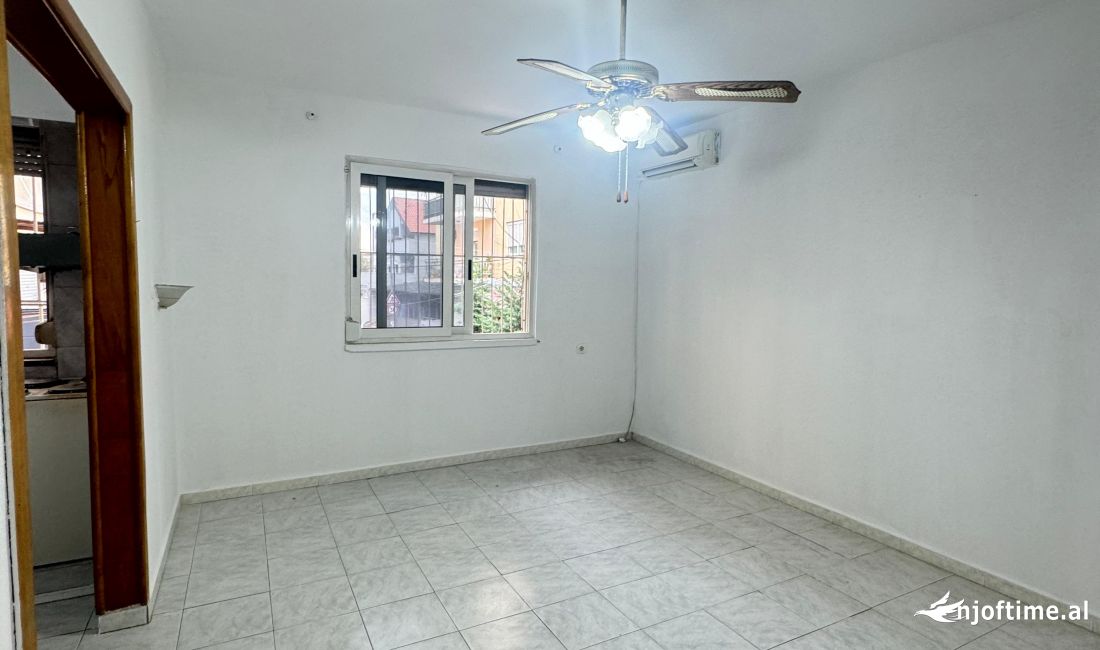 Shtepi ne shitje Apartament ne Tirane, 2+1, Mobilimi Bosh, pa mobiluar, Pagesa 99,997  Euro.