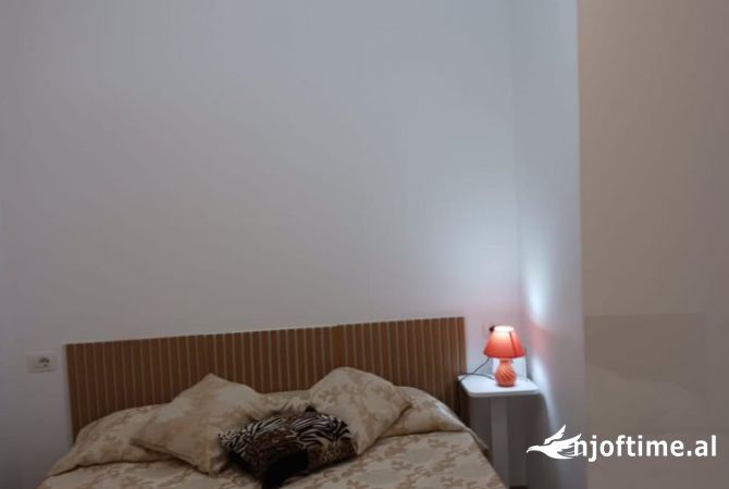 Shtepi me qera Apartament ne Tirane, 1+1, Mobilimi E mobiluar, Pagesa 549  Euro.
